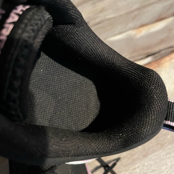 Under armor charged assert size 8 1/2 women’s shoe Has Scratch See Pics. Nice - Picture 14 of 16